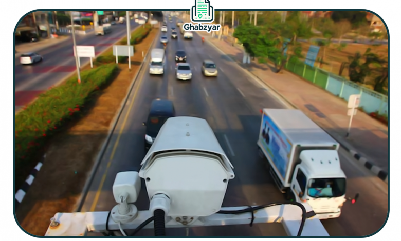 دوربین راهور در حال ثبت تخلفات سرعت غیرمجاز است.